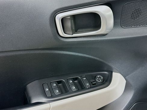 Used 2025 Hyundai Venue SEL image 15