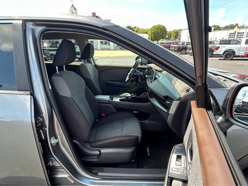 Used 2023 Nissan Rogue SV image 13