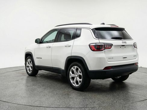 Used 2025 Jeep Compass Latitude AWD/4WD image 6