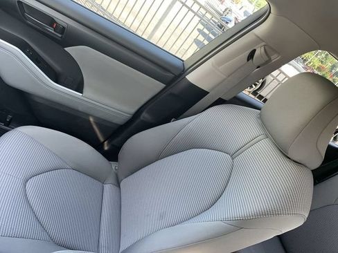 Used 2025 Toyota Highlander LE FWD image 29
