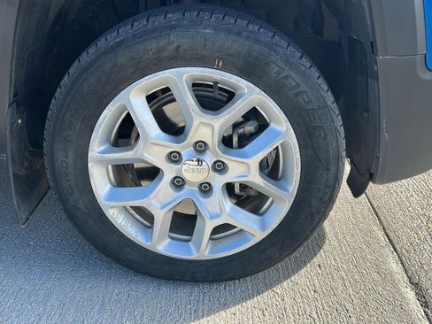 Used 2015 Jeep Renegade Latitude w/ Popular Equipment Group image 5