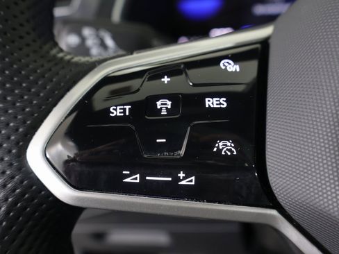 Used 2023 Volkswagen Tiguan SE R-Line image 29