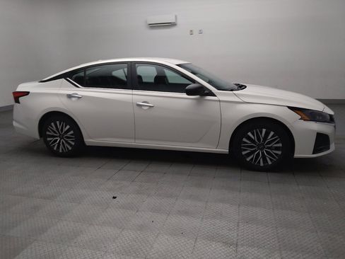 Used 2025 Nissan Altima 2.5 SV FWD image 11