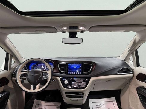 Used 2017 Chrysler Pacifica Limited w/ UConnect Theater Package FWD image 23