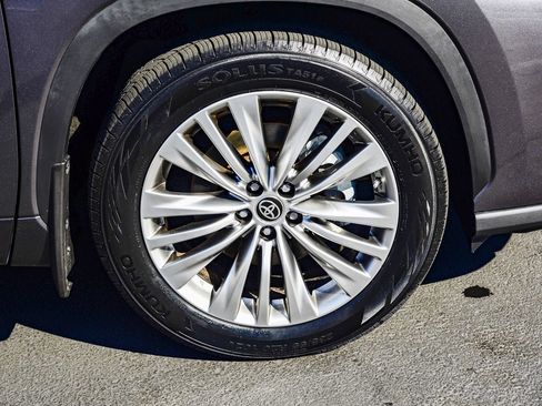 Certified 2022 Toyota Highlander Platinum image 11