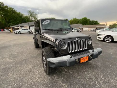 Used 2016 Jeep Wrangler Unlimited Sahara w/ Connectivity Group AWD/4WD image 3
