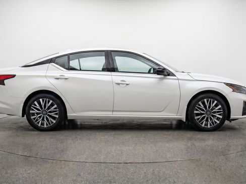 Used 2025 Nissan Altima 2.5 SV FWD image 11