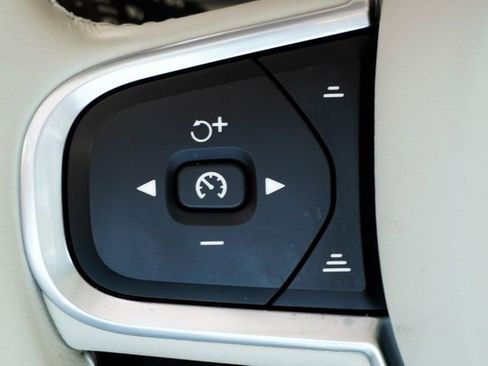 Used 2022 Volvo XC60 B5 Momentum w/ Advanced Package image 17