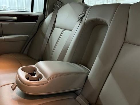 Used 2005 Lincoln Town Car Signature Limited RWD image 19