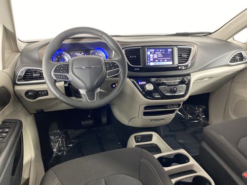 Used 2024 Chrysler Voyager LX image 18