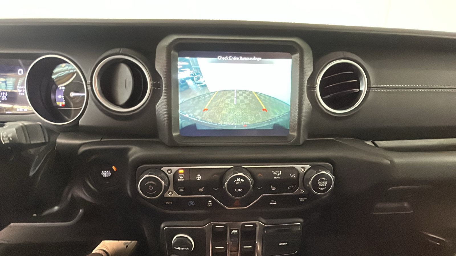 Used 2023 Jeep Wrangler Unlimited Sahara w/ Cold Weather Group AWD/4WD image 28