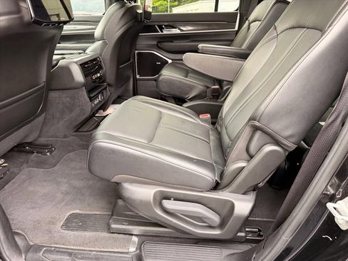 Used 2022 Jeep Wagoneer Series III w/ Premium Group I AWD/4WD image 13