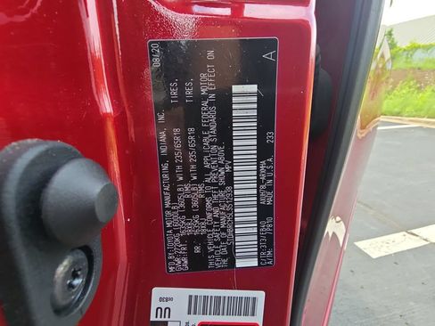 Used 2020 Toyota Highlander XLE AWD/4WD image 39