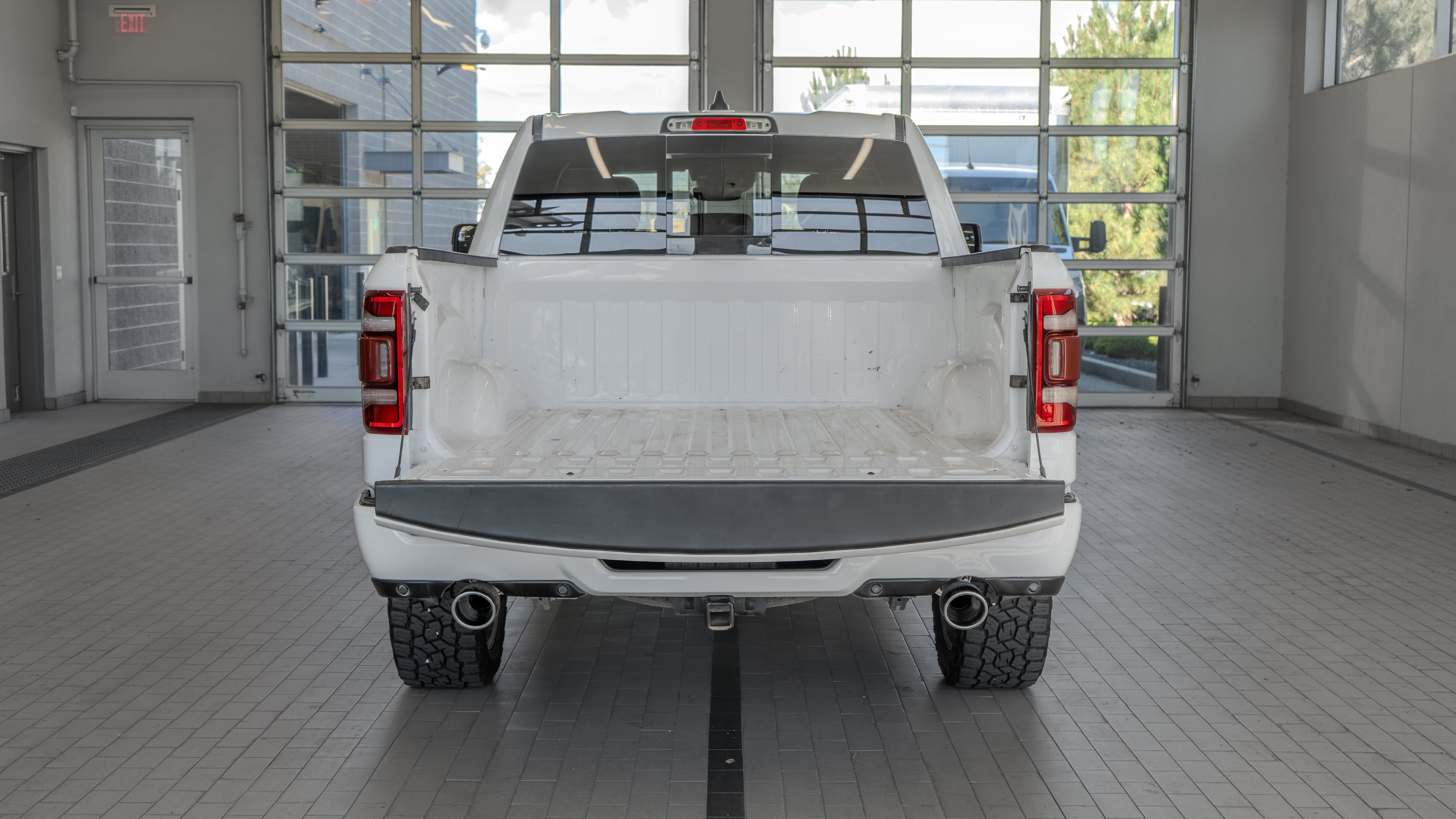 Used 2023 RAM 1500 Laramie AWD/4WD image 16