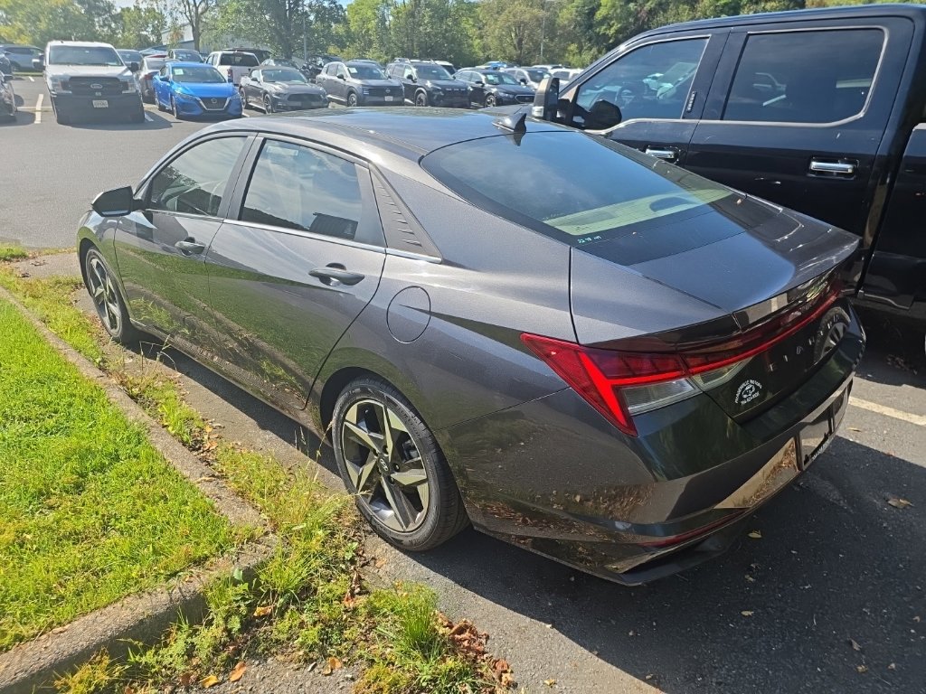 Used 2022 Hyundai Elantra SEL w/ Convenience + Premium Package FWD image 4