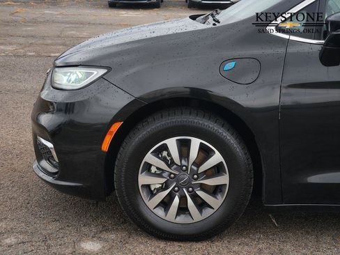 Used 2022 Chrysler Pacifica Touring-L image 8