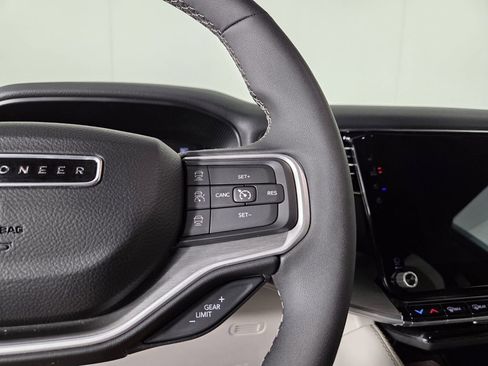 Certified 2025 Jeep Wagoneer 4WD image 18