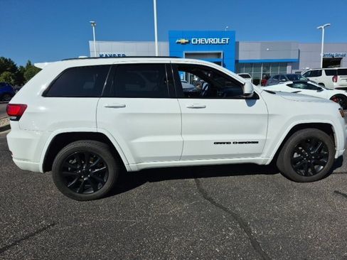 Used 2018 Jeep Grand Cherokee Altitude image 12