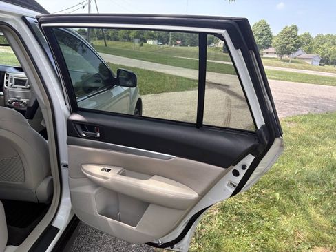 Used 2014 Subaru Outback 2.5i Premium w/ Moonroof Package AWD/4WD image 29