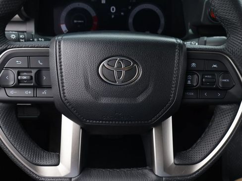 Certified 2025 Toyota Tacoma TRD Off-Road AWD/4WD image 20