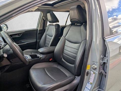 Used 2022 Toyota RAV4 XLE Premium image 15