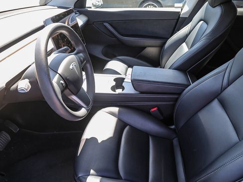 Used 2022 Tesla Model Y Long Range AWD/4WD image 5