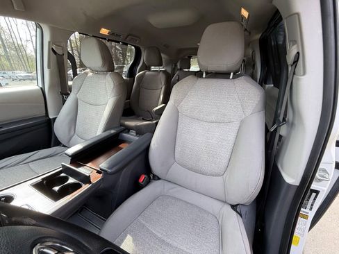 Used 2022 Toyota Sienna LE FWD image 68