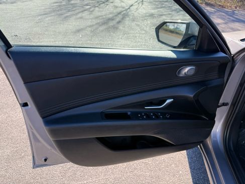 Used 2023 Hyundai Elantra Limited image 17