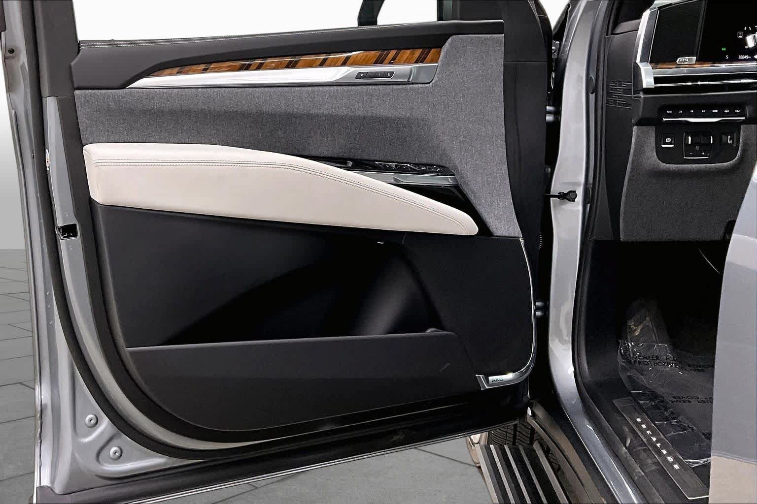 Used 2025 Cadillac Escalade Sport Platinum w/ LPO, Floor Liner Package AWD/4WD image 25