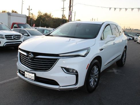 Used 2022 Buick Enclave Essence image 3