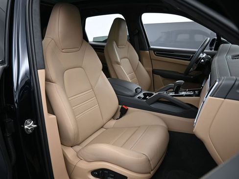 Used 2023 Porsche Cayenne GTS AWD/4WD image 31