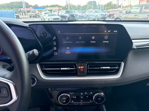 Used 2025 Chevrolet TrailBlazer LT w/ Convenience Package FWD image 11