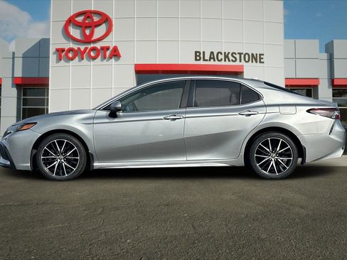 Certified 2021 Toyota Camry SE image 6