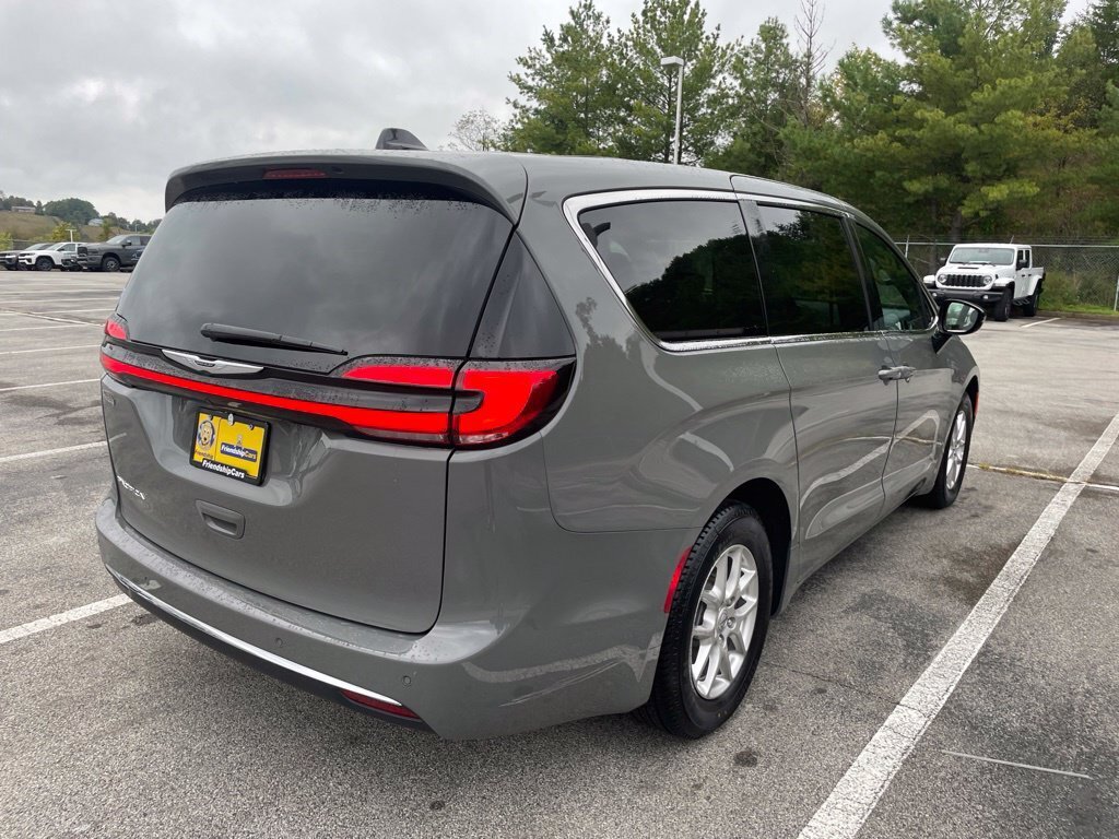 Used 2025 Chrysler Pacifica Select FWD image 5