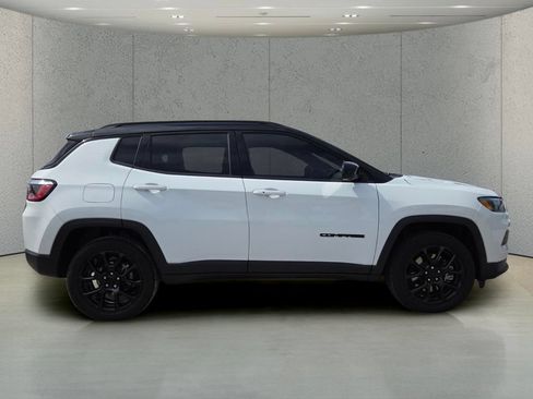 Used 2023 Jeep Compass Latitude w/ Convenience Group AWD/4WD image 2