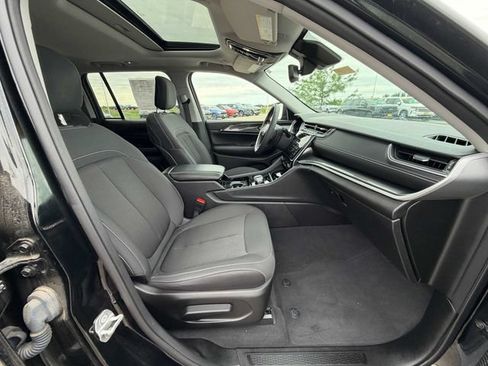 Used 2023 Jeep Grand Cherokee Laredo AWD/4WD image 22