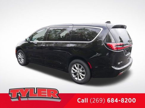 New 2026 Chrysler Pacifica Select image 5