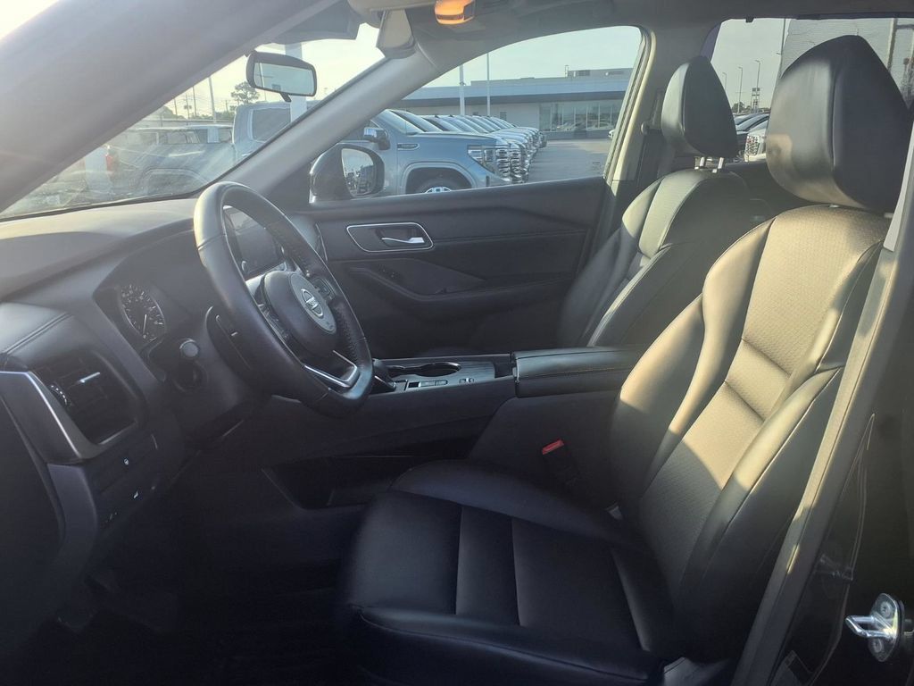 Used 2021 Nissan Rogue SV w/ Premium Package FWD image 16