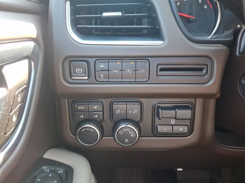 Used 2021 Chevrolet Tahoe LT w/ LT Signature Package AWD/4WD image 23