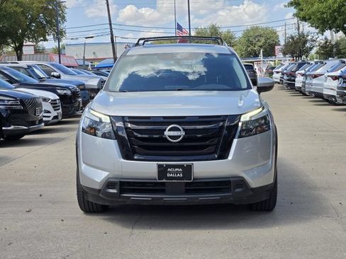 Used 2024 Nissan Pathfinder SV w/ SV Premium Package FWD image 3