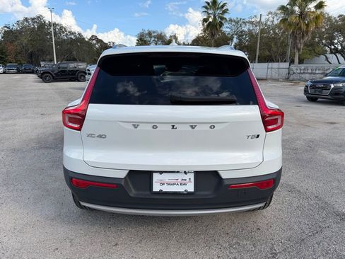 Used 2022 Volvo XC40 T5 Momentum image 5