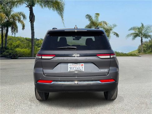 Used 2025 Jeep Grand Cherokee Laredo X RWD image 5
