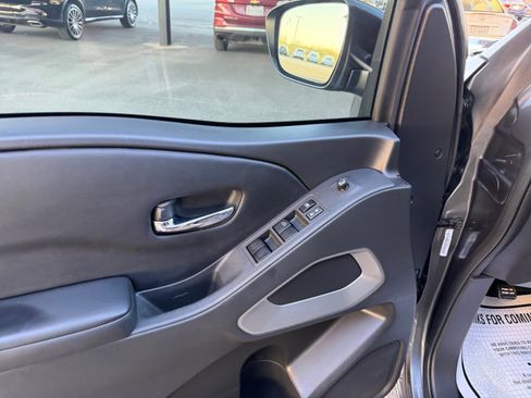 Used 2025 Nissan Frontier SV image 25