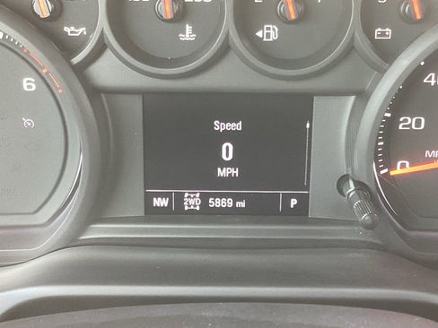 Used 2024 Chevrolet Silverado 2500 Custom w/ Custom Value Package image 3