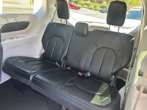 Used 2019 Chrysler Pacifica Touring-L FWD image 16