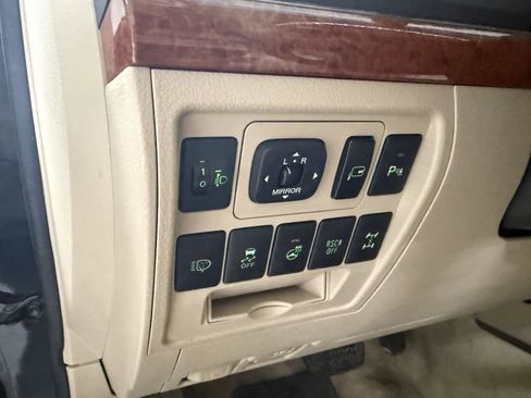 Used 2014 Toyota Land Cruiser 4dr 4WD (Natl) image 11