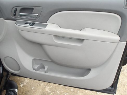 Used 2013 Chevrolet Avalanche LT w/ Suspension Package, Off-Road image 9