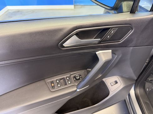 Used 2018 Volkswagen Tiguan SEL FWD image 11