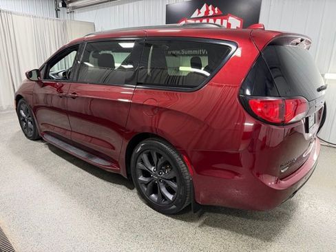 Used 2018 Chrysler Pacifica Touring Plus w/ S Appearance Package FWD image 6