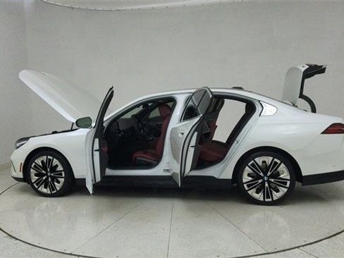 Used 2025 BMW 540i xDrive image 77